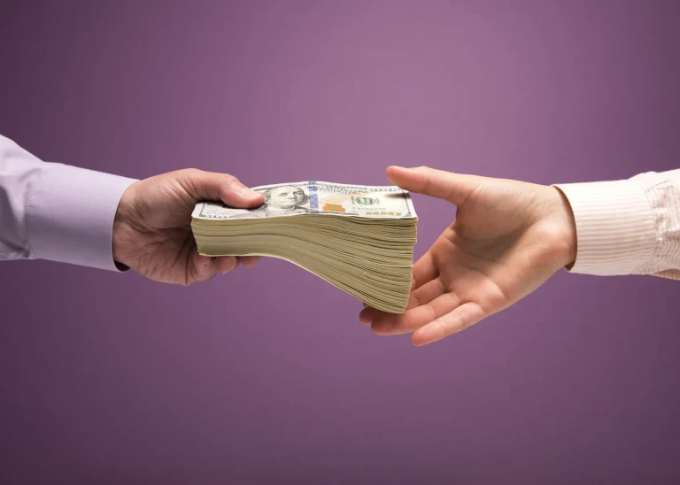 Overseas Pakistanis Sent Home $3.59 Billion in September